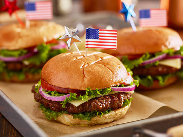 7 월 테마의 4와 햄버거의 트레이 - american cuisine 뉴스 사진 이미지