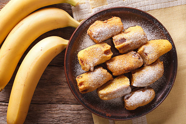 피상 고랑은 접시 매크로에 반죽에 바나나 튀김. 가로 - fried banana 뉴스 사진 이미지