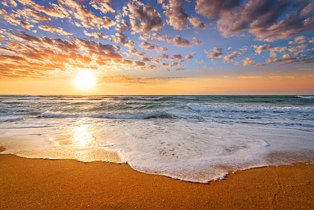 temprano por la mañana, el amanecer en el mar. - cloud cloudscape above pattern fotografías e imágenes de stock