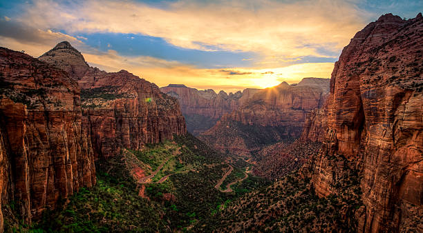 sonnenuntergang am zion canyon, zion nationalpark, utah - sunrise sun cloudscape cloud stock-fotos und bilder