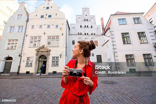 Photo libre de droit de Femme Voyageant À Riga banque d'images et plus d'images libres de droit de Riga - Riga, Lettonie, Touriste