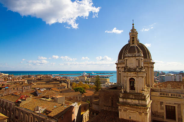 catania, sicilia: panorama de la ciudad vieja con cúpula de la catedral y mar - 18th century style fotos fotografías e imágenes de stock