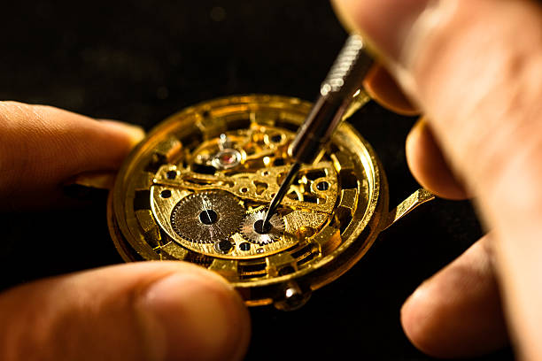 o processo de reparo de relógios mecânicos - watch maker work tool watch equipment - fotografias e filmes do acervo