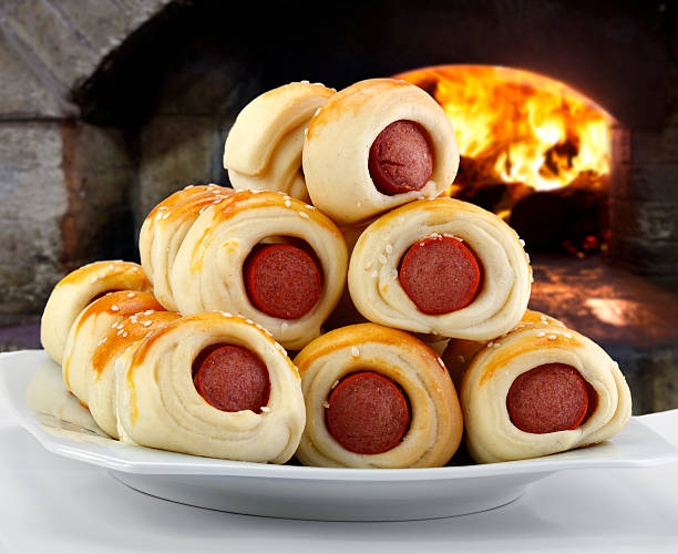 salsicha em pão de massa - blanket pig hot dog sausage - fotografias e filmes do acervo