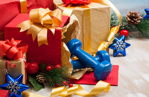 regalos de navidad con mancuernas deportivas azules - holiday healthy lifestyle weight christmas fotografías e imágenes de stock
