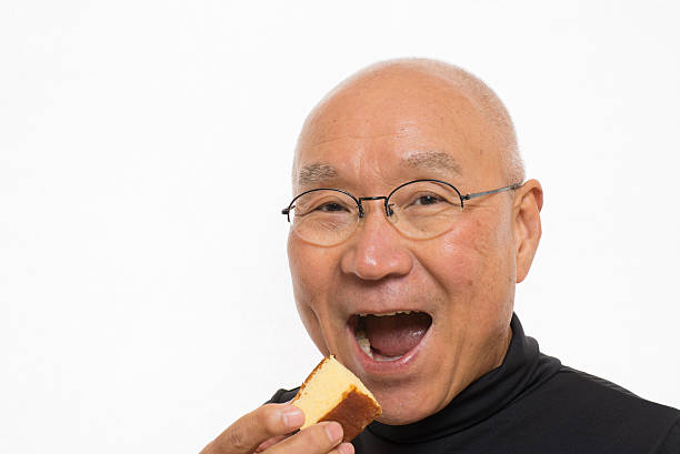 istock Senior to eat a cake 628710714