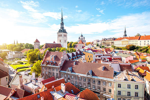 altstadt von tallinn - tallinn stock-fotos und bilder