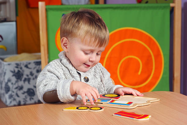 kleine jungen spielen und lernen im vorschulalter - baby beautiful little boys carrying stock-fotos und bilder