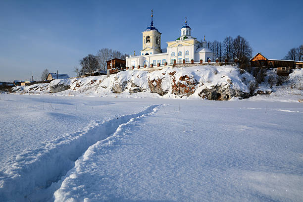 chiesa ortodossa russa di san giorgio in inverno. - siberia russia russian orthodox orthodox church foto e immagini stock