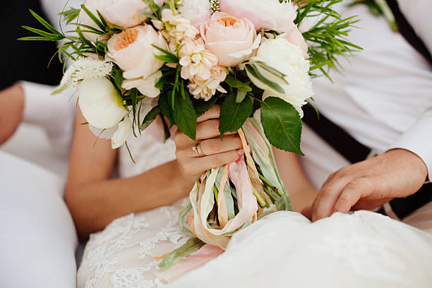 hochzeit bouquet orchideen und pfingstrosen - cluster verlobungsringe stock-fotos und bilder