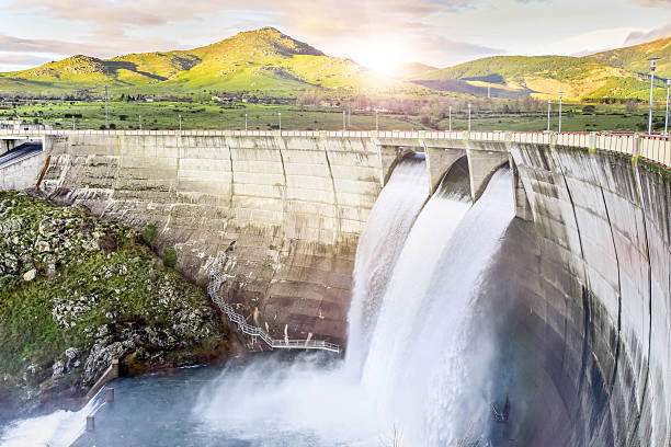 ダムの水を降ろす - dam ストックフォトと画像