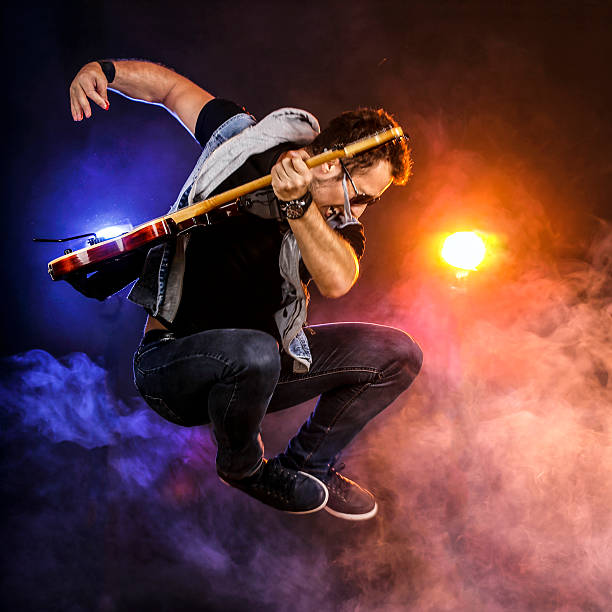 gitarrist springt auf die bühne - pop rock stock-fotos und bilder