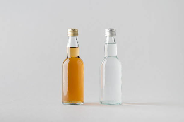 miniaturowe spirytusy / makiecie butelki skrawki - dwie butelki - whisky scotch whisky schnapps liqueur brandy zdjęcia i obrazy z banku zdjęć