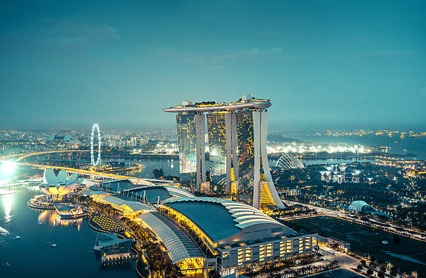 vista aérea sobre singapur con marina bay sands hotel, singapur - artscience museum fotografías e imágenes de stock