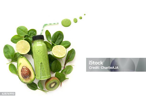 Photo libre de droit de Smoothie Vert Avec Espace banque d'images et plus d'images libres de droit de Cure détox - Cure détox, Jus, Couleur verte