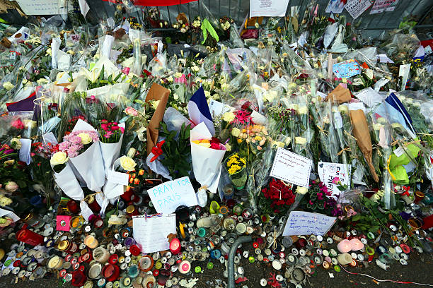 attaque terroriste du théâtre du bataclan - memorial vigil photos et images de collection