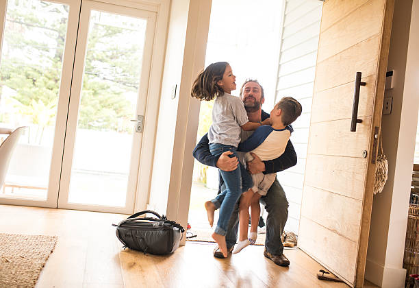 tatuś jest w domu! - home interior arrival father family zdjęcia i obrazy z banku zdjęć