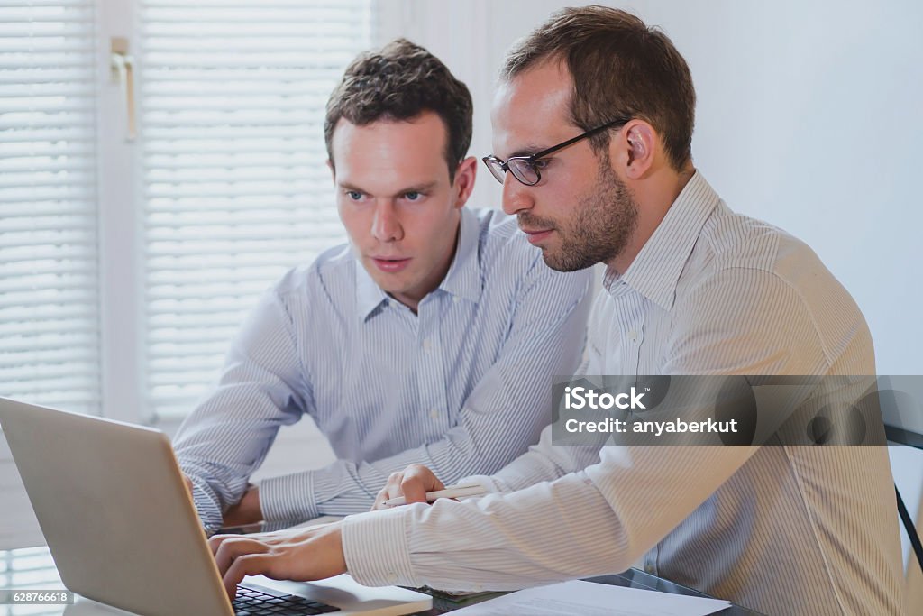 Geschäftsleute, die mit Computer im modernen Büroinnenraum arbeiten - Lizenzfrei Analysieren Stock-Foto