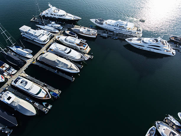 vista aerea del porto turistico di hong kong con drone - nautical vessel moored yacht harbor foto e immagini stock