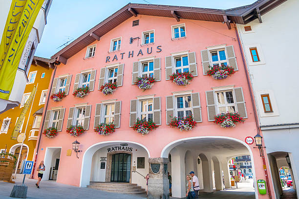 rathaus von kitzbuhel, österreich - architecture austria journey building exterior stock-fotos und bilder