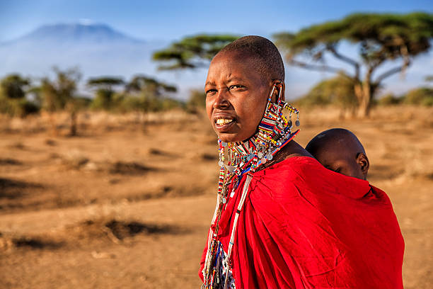 african mujer con su bebé, kenia, áfrica oriental - masai community africa indigenous culture fotografías e imágenes de stock