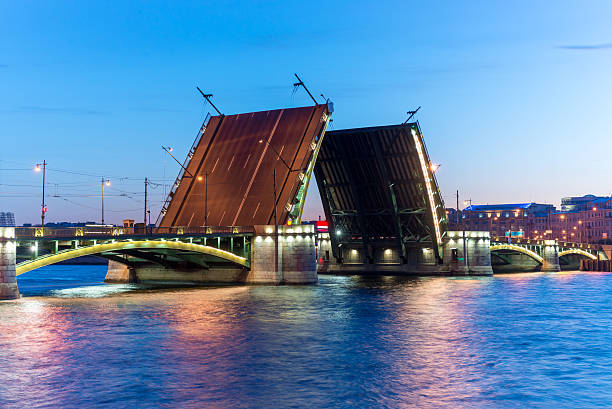 istock Exchange bridge in St. Peterbugre . White Nights. Diluted bridges 628792922