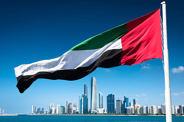 абу-даби горизонт набережной - uae flag стоковые фото и изображения