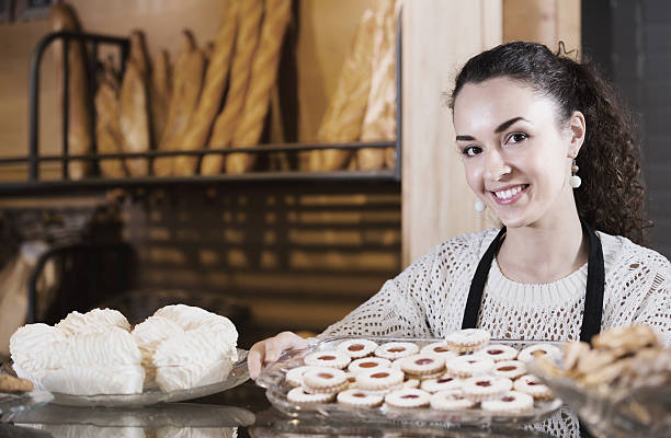istock Woman selling pastry in bakery 628804622