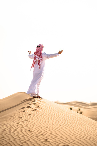 arabic sheik on the deser praying