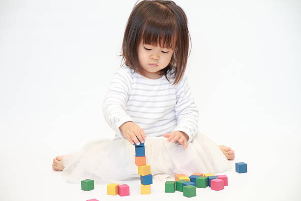 istock Japanese girl playing with blocks (2 years old) 628816554