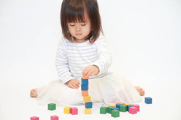 istock Japanese girl playing with blocks (2 years old) 628816610