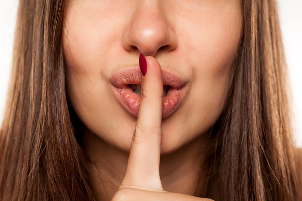 그녀의 입술에 손가락. 침묵을 위한 개념 - finger on lips shhhh privacy whispering 뉴스 사진 이미지