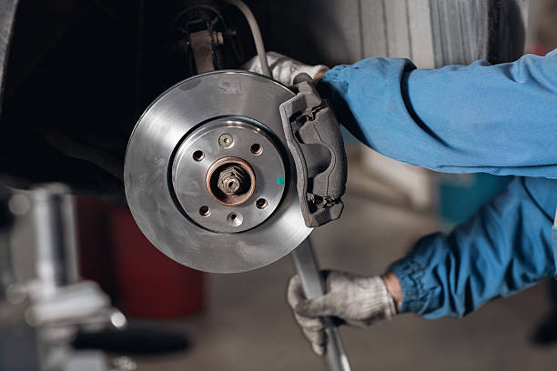 change the old drive to the Brand new brake disc Brand new brake disc on car in a garage. Auto mechanic repairing a car. brake stock pictures, royalty-free photos & images
