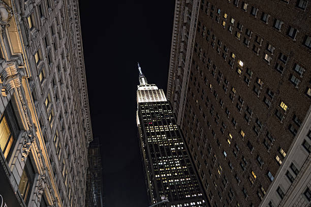 nova iorque-olhando para cima. - skyscraper low angle view new york city night - fotografias e filmes do acervo