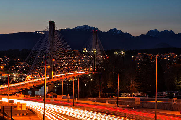 puente de port mann al anochecer - canada urban scene stoplight clear sky fotografías e imágenes de stock
