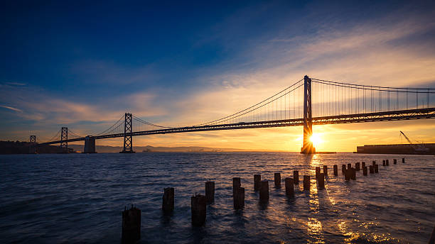 san francisco bay bridge an der sunrise bar - san francisco county embarcadero center bay bridge built structure stock-fotos und bilder