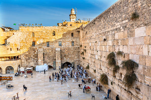 西の「嘆き」壁エルサレムイスラエルで祈る - jerusalem ストックフォトと画像