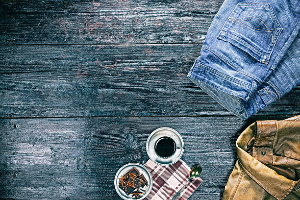vista superior de café e chocolate com vestuário - coffee hot drink cup teaspoon - fotografias e filmes do acervo