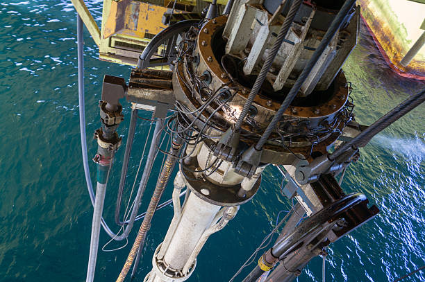 석유 굴착 장치 플랫폼 라이저 파이프는 바다로 실행 - oil rig oil industry sea riser 뉴스 사진 이미지