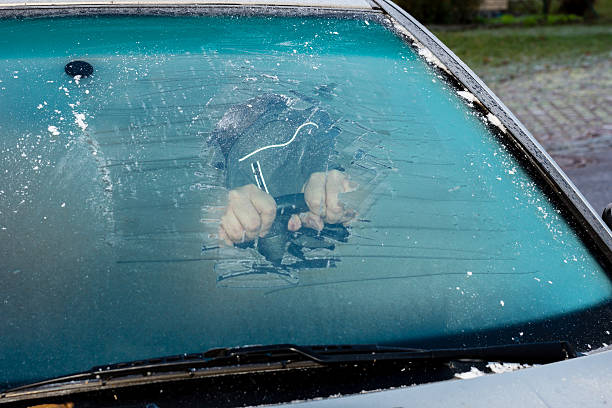 gefrorene windschutzscheibe - frozen windshield cold car stock-fotos und bilder