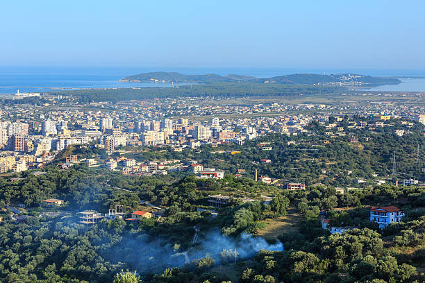 vista de topo da manhã na cidade de vrore (albânia). - smog city pollution town - fotografias e filmes do acervo
