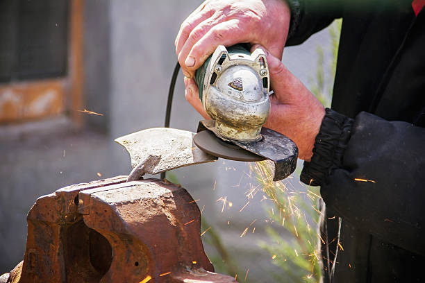 ostrzarki ogród narzędzia hoe użyciu grinder zbliżenie, maszyny do - grinding grinder sparks metal zdjęcia i obrazy z banku zdjęć