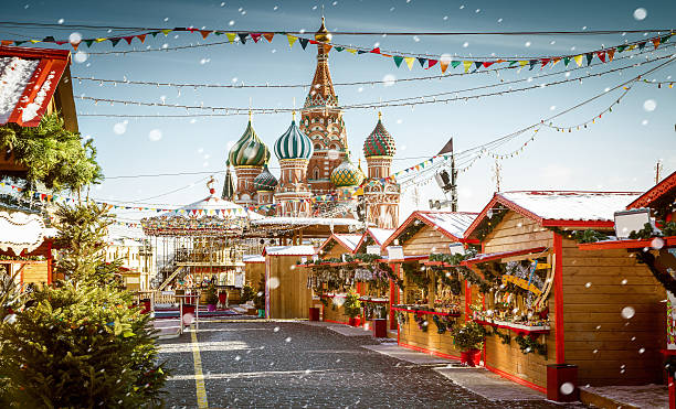 feria de navidad en la plaza roja en moscú, rusia - moscow russia russia red square st basils cathedral fotografías e imágenes de stock