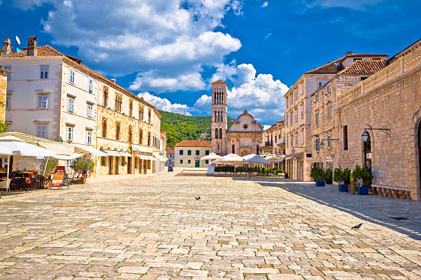 igreja da praça pjaca na cidade de hvar - middle ages architecture and buildings place of worship church - fotografias e filmes do acervo