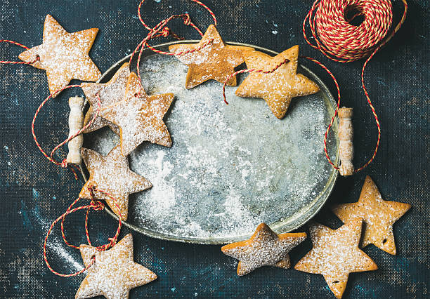 biscotti di pan di zenzero a forma di stella natalizia per la decorazione degli alberi - biscuit red blue macro foto e immagini stock