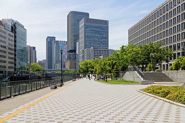 stadt von osaka  - büropark stock-fotos und bilder