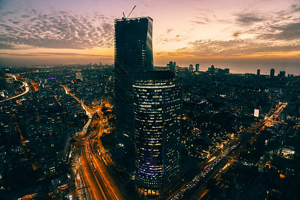 moderna construção de escritórios cityscape visão aérea panorâmica - tel aviv israel skyline traffic - fotografias e filmes do acervo