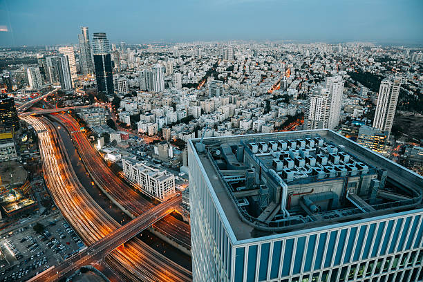 moderna construção de escritórios cityscape visão aérea panorâmica - tel aviv israel skyline traffic - fotografias e filmes do acervo