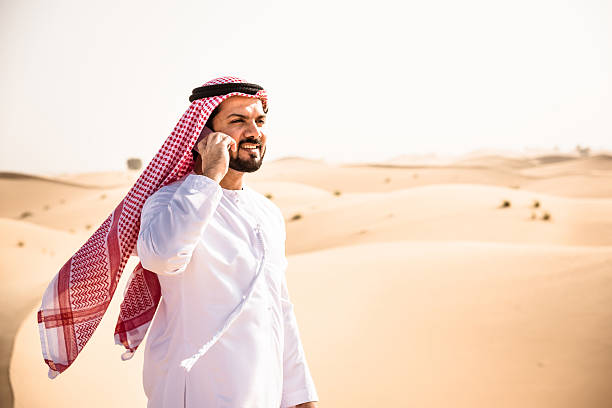 arabische scheich am telefon auf die wüste - wildnisgebiets name stock-fotos und bilder