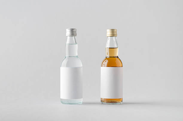 miniaturowe duchy / liquour bottle mock-up - dwie butelki. puste la - whisky scotch whisky schnapps liqueur brandy zdjęcia i obrazy z banku zdjęć